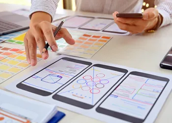 What is the role of a UI developer in mobile app development?