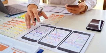 What is the role of a UI developer in mobile app development?